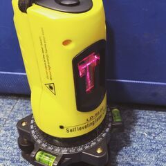 セール中につき、通常特価4,928円より20%引きの3,942円!【32】レーザー墨出し器 LD-SL02 三脚付き 縦 横 水平器 DIY 測定 の画像