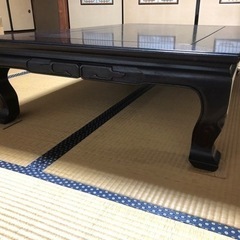 どっしりとした座卓