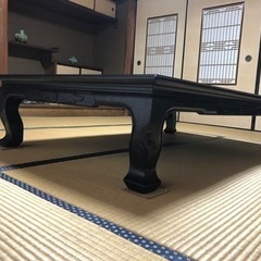どっしりとした座卓