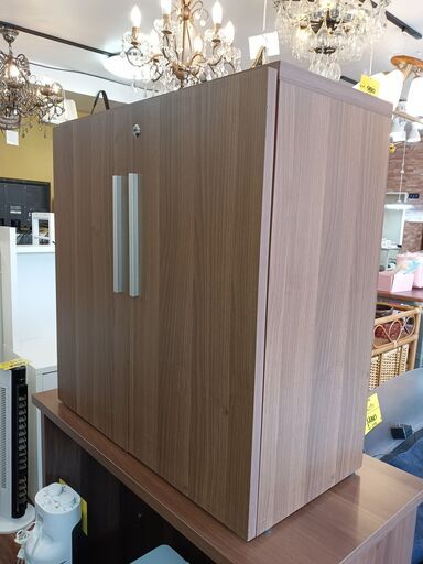 鍵付収納キャビネット　ブラウン　木目調　サイズ（約）幅７０×奥３４×高７２　　■近隣配送無料 買取GO‼　栄和店