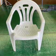 白の椅子の画像