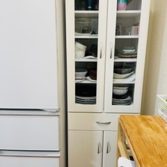 スリムな食器棚の画像