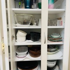 スリムな食器棚の画像