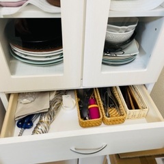 スリムな食器棚の画像