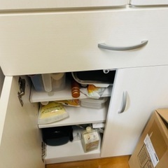 スリムな食器棚の画像