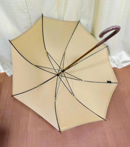 FENDI（フェンディ）、ほぼ未使用品の傘、マスタード（からし）色
、素人採寸ですが柄の部分から先までがおおよそ91.5cmありました FENDI（フェンディ）、ほぼ未使用品の傘、マスタード（からし）色