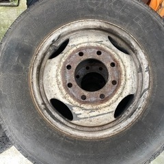 16.5インチ シボレー G30ベース スクールバス タイヤ、ホイール 6本の画像