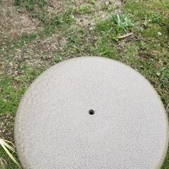 ガーデンセット　陶器製　椅子４つとテーブルです。