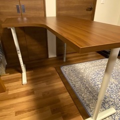 ニトリ 組み合わせ自在フリーオフィスデスク プレフェ（L字型、天板: ブラウン、脚: シルバー、ホワイト）の画像