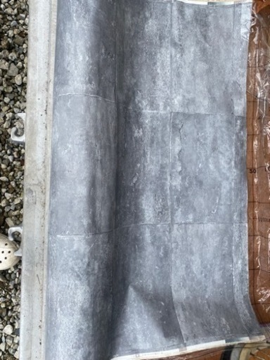 コンクリート柄の壁紙20mぐらいあります。