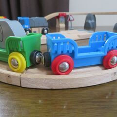 お値下げ!　BRIO 木製レール＆電車、トラックセットの画像