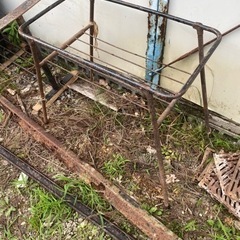 錆びたアイアンテーブル台　鉄脚　鉄足　シャビー