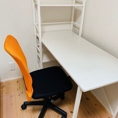 シェルフ付きデスク(白い木目調)の画像