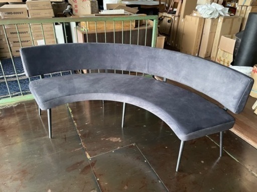 モダンなデザインのダイニングベンチ　イス　扇型　ファブリック座面