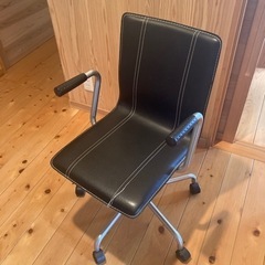 黒の回転型チェアです(受け渡し決まりました)
