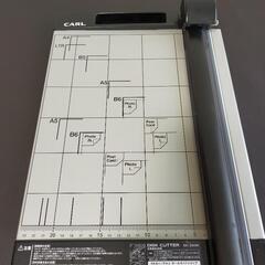 美品カール事務器 裁断機 ペーパーカッター A4対応 10枚裁断...