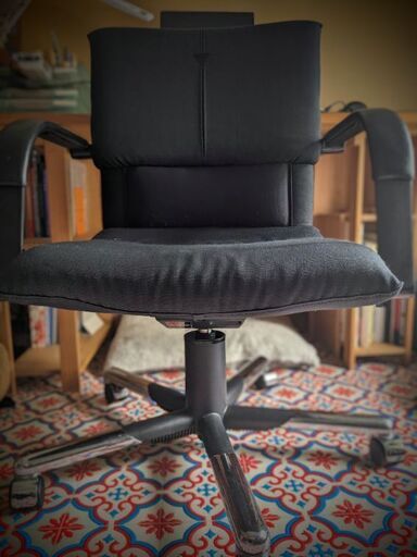 Vitraデザイナーズ家具　オフィスチェア　黒　肘置きはレザー