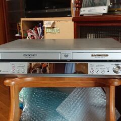ＤＶＤとＶＨＳ 双方向ワンタッチでダビング可能の画像