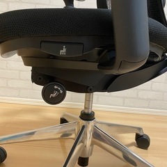 【美品】オカムラシルフィーハイバック2018年製　可動肘付き　黒　動作確認済の画像