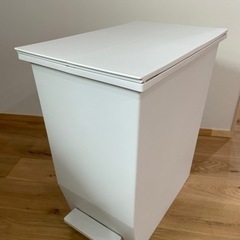 【数日の使用のみ】SOLOW風ゴミ箱　棚下ペダルペール45L デコホーム限定商品の画像