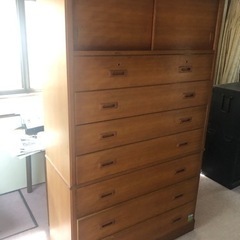 背の高いタンス