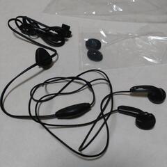 未使用の黒いイヤホン