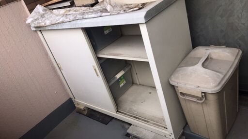 決まりました。出来れば引き取り希望です。市内配送も可能です。　取引場所：愛知県一宮市　収納庫②　高さ120cm 幅90cm 奥行45cm程度　段1つ付　屋外用　倉庫に