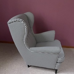 IKEAウイングチェア【色: 黒/白】STRANDMON【引き取り限定】ストランドモンの画像