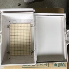 プラスチックボックス　箱　屋外　屋根付　電材
