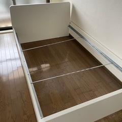 【急募】【セミダブルベッド】IKEA製(傷あり)、フレームのみ