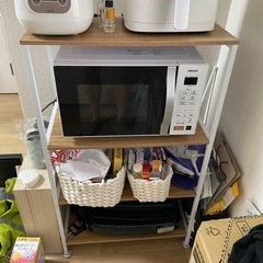 ホワイトのキッチン棚の画像