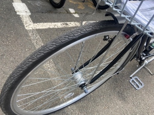 お話し中っ新品同様★パンクしない自転車 27型6段変速 LEDオ一トライ ト黒 CHACLEエアレスタイヤBAA .装備ディンプル式後