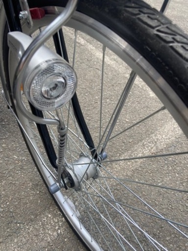 お話し中っ新品同様★パンクしない自転車 27型6段変速 LEDオ一トライ ト黒 CHACLEエアレスタイヤBAA .装備ディンプル式後