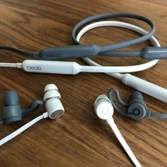 beats ワイヤレスイヤホン2個セット　白とグレー　2個セットの画像