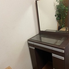 上品なブラウンウッド仕上げの広々ミラー付きドレッサー！