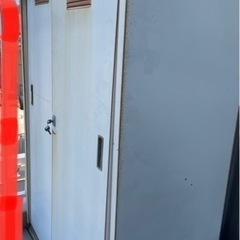 【受付終了】白いスチール物置　ベランダや庭の収納に