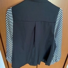 黒のブラウスの画像