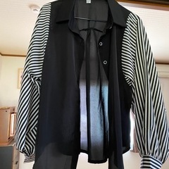 黒のブラウス