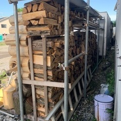 キャンプ　焚き火　広葉樹　薪の画像
