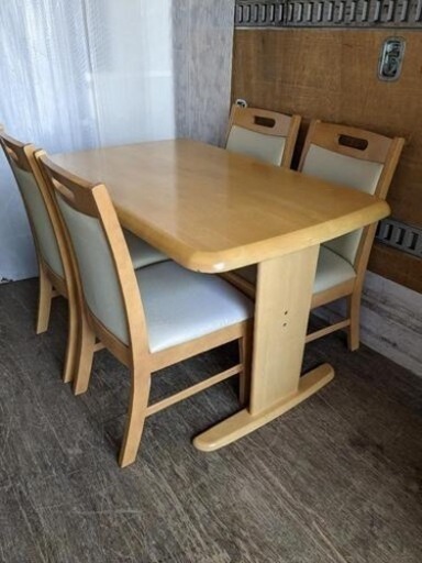 ニトリで購入したダイニングテーブルになります。