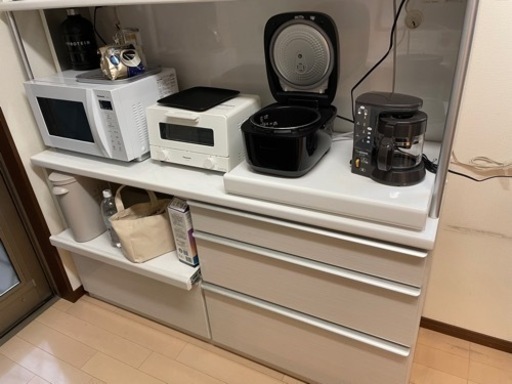 160幅の食器棚