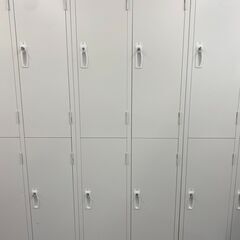 4人用 スチールロッカー 鍵付き ホワイト（決済方法変更により再投稿）