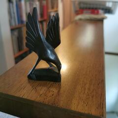 木彫りの鳥の画像