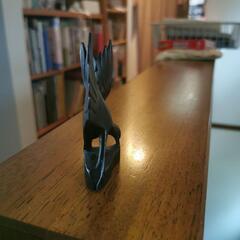 木彫りの鳥の画像