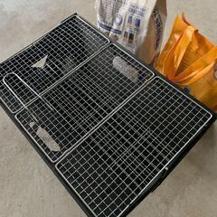 BBQバーベキューセット。網とトングと炭が2袋付いてます。これからの季節にどうでしょう？の画像