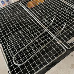 BBQバーベキューセット。網とトングと炭が2袋付いてます。これからの季節にどうでしょう？の画像
