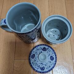 新品未使用 、蓋、茶こし付き 陶器コップの画像