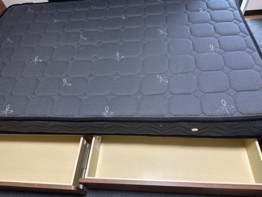 楽に収納可能な外付け充電可能なベッド