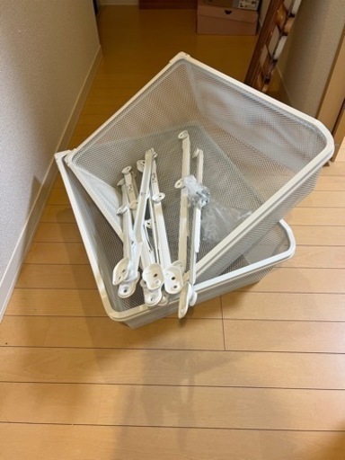 IKEAのレールとカゴ4個のみ