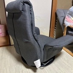 クルクル回るタイプのリクライニングチェアの画像